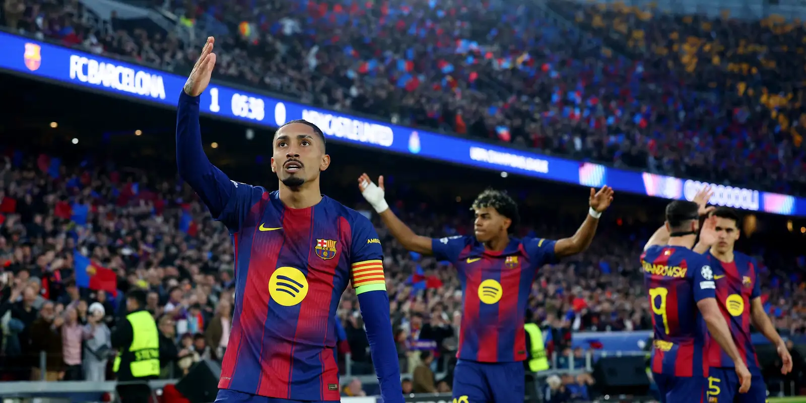 raphinha-marca-dois-em-goleada-do-barcelona-na-liga-dos-campeoes